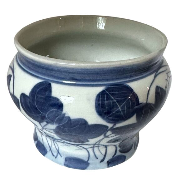 Vintage Hand-Painted Ceramic Chinoiserie Blue & White Lotus Bowl / Potpourri Pot - Picture 6 of 14